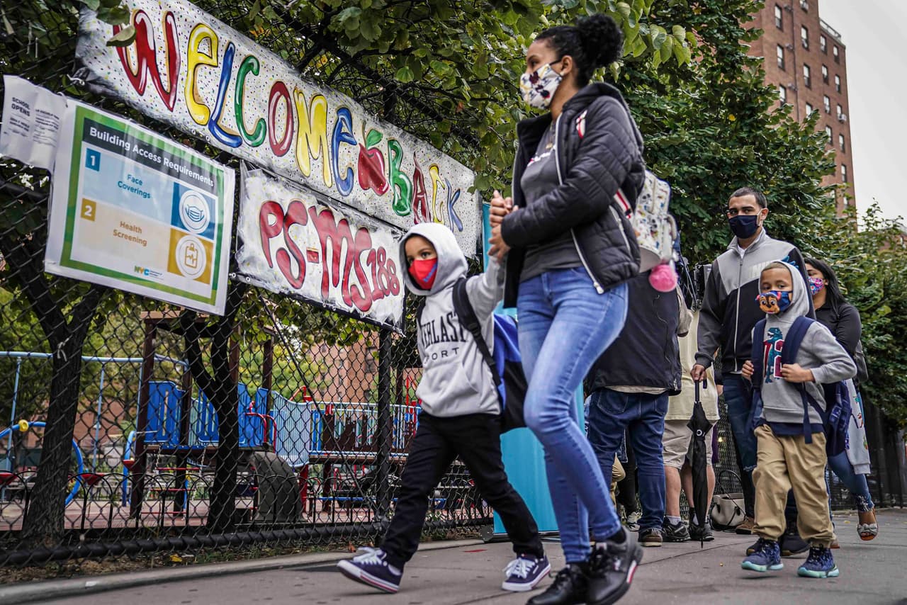 <b>Centros educativos</b> (escuela preescolar, primaria, secundaria, vocacional, comercial o universidad).
<br>
<br>Para determinar un “área protegida”, Mayorkas explica que “es necesario que comprendamos las actividades que se llevan a cabo allí, la importancia de esas actividades para el bienestar de las comunidades y el impacto que la acción de ejecución tendría en la voluntad de las personas en recibir o participar de los servicios esenciales o actividades que ocurren allí”.
<br>