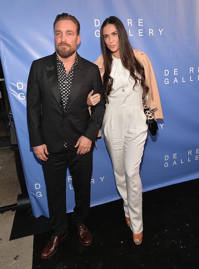 <b>Demi Moore</b>
<br>En el caso de la protagonista de '
<a href="https://www.univision.com/famosos/actores-latinos-son-amigos-de-celebridades-de-hollywood">Ghost: la sombra del amor</a>' (1990), ella llevó el pantalón blanco a otro nivel al usar un enterizo blanco que combinó con una chaqueta y zapatillas café para crear contraste entre las prendas.