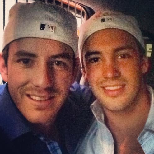 Comentarios como "Qué lindo tu hermano", "¡Cuñado!", "Tú hermano está igual de guapo que tú", o peticiones para el actor se los presente, abundan en cada una de estas fotografías. Rodrigo no es el primer hermano de un famoso que provoca tantos mensajes en redes sociales.