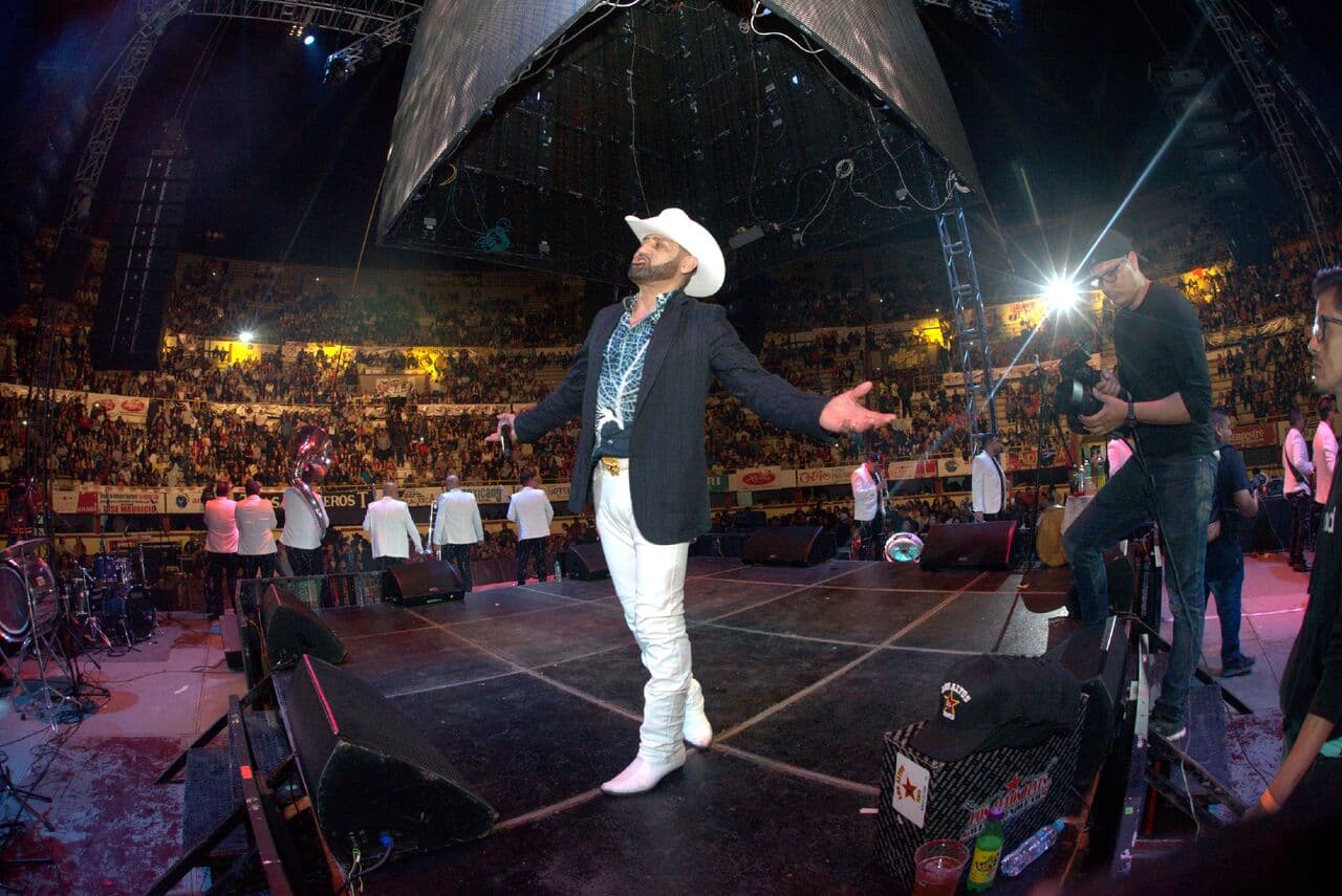 Más de 20 mil personas abarrotaron la plaza de toros 'Las playas', en Tijuana, para presenciar el espectáculo musical de Pancho Barraza.