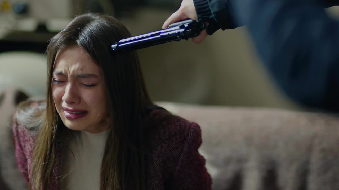 Kemal estaba resignado a no tener nada que ver con Nihan y aunque los esfuerzos de Emir para mantenerlos alejados siempre han estado presentes, no ha perdido oportunidad para demostrarle su interés. Tal es el caso del día que Kemal salvó a Nihan de un secuestro.