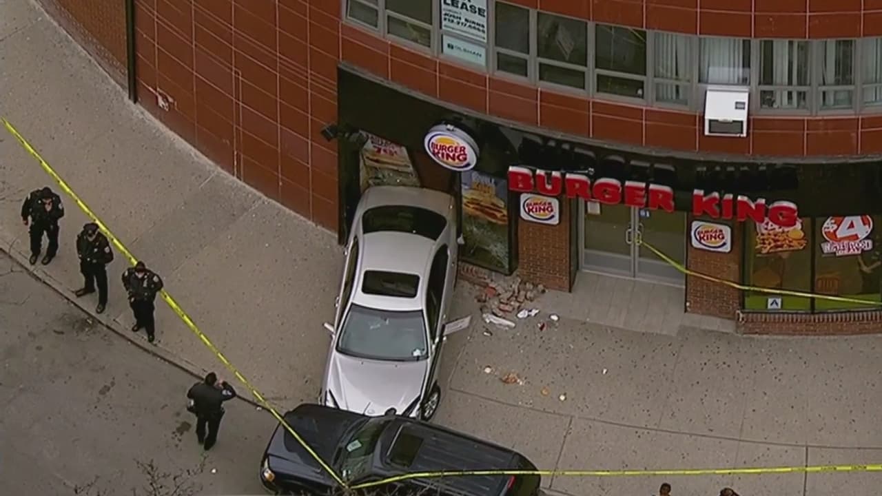 Un vehículo fuera de control choca contra un andamio y tres personas resultan heridas