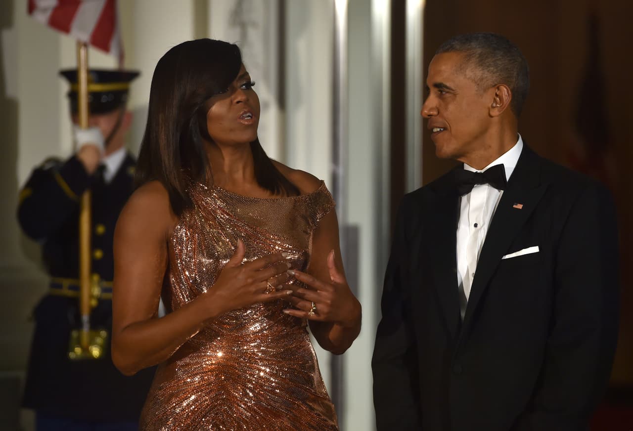 Durante su tiempo al lado de su marido en el poder, la primera dama Michelle Obama ha presumido la versatilidad de su pelo. En la última cena de Estado el 18 de octubre, Obama lució el pelo
<b>lacio con raya de lado y con fleco</b>. Una manera sutil de coordinar con un espectacular vestido
<a href="http://elpais.com/elpais/2016/10/19/estilo/1476870714_025843.html">Versace</a>.