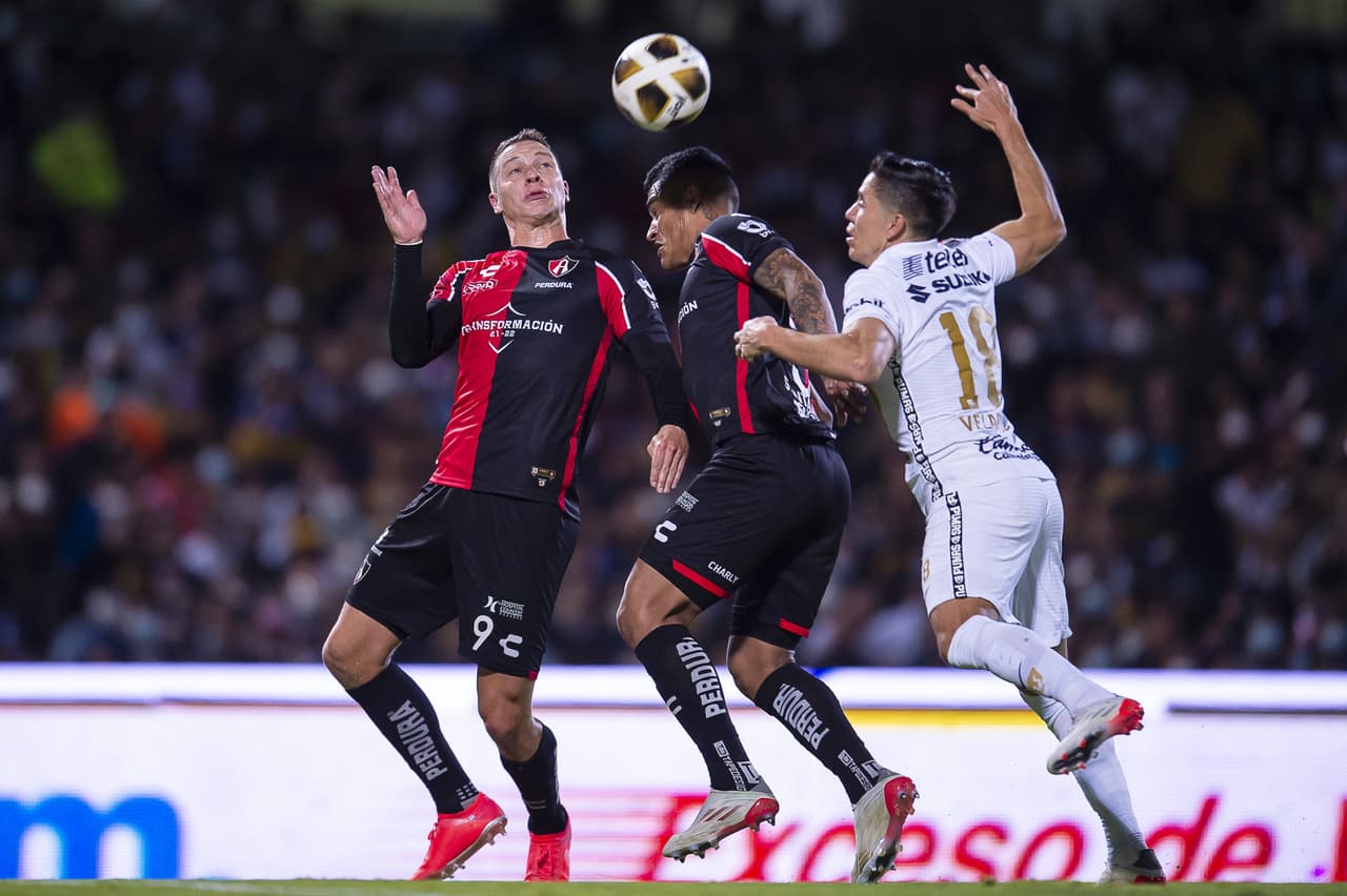 Con un cañonazo de Julio Furch en el primer tiempo, Atlas logra vencer de visita a los Pumas 0-1 y tomán una muy cómoda ventaja en las semifinales del futbol mexicano.