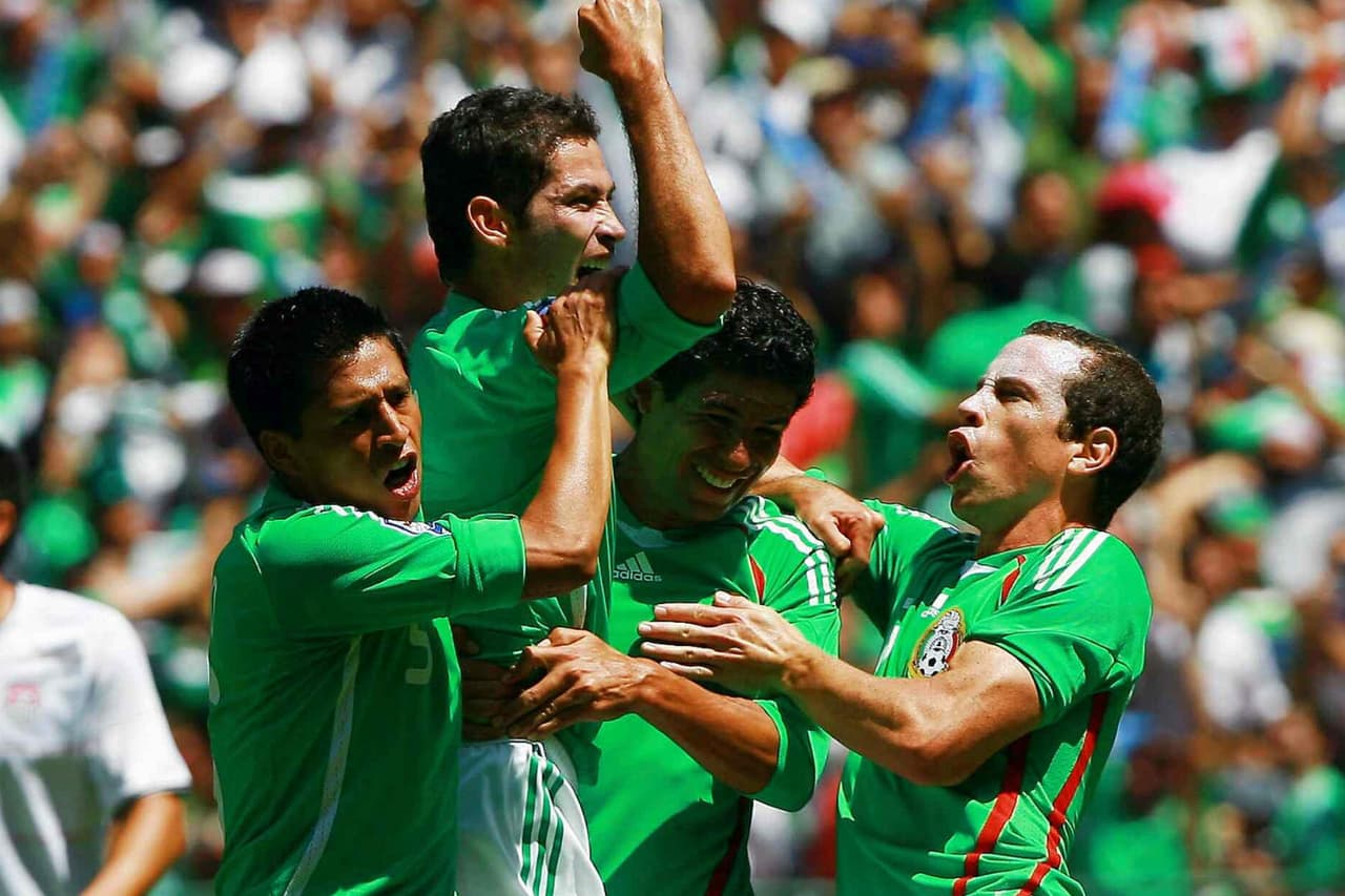 El segundo relevo de Javier Aguirre al frente del Tri tuvo quizás el partido que definió su futuro el 12 de agosto de 2009. México aprovechó la altitud de la capital, el Estadio Azteca abarrotado y un extraño horario vespertino para vencer 2-1 a Estados Unidos, donde vino de atrás con un golazo de Israel Castro y un tanto de Miguel Sabah en los minutos finales.