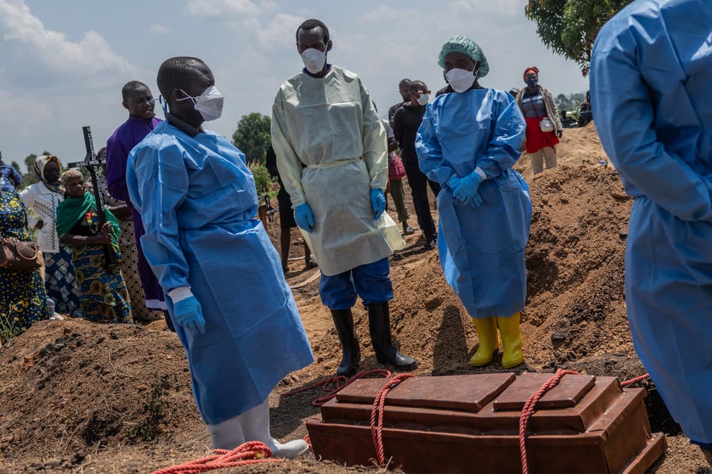 Entierran a una bebé huérfana de 6 meses que murió a consecuencia del brote de ébola en el Congo