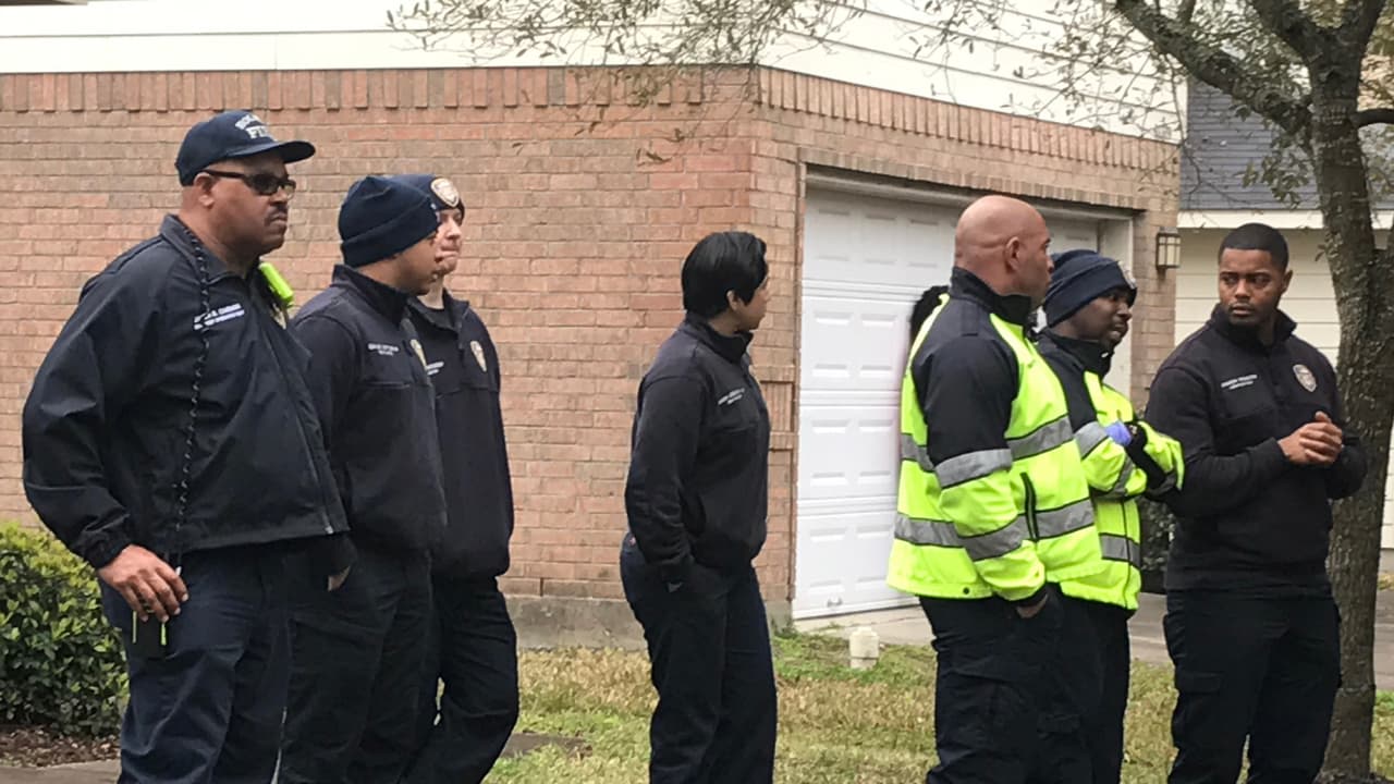 Investigan el hallazgo de dos cuerpos baleados en una vivienda del sur de Houston.
