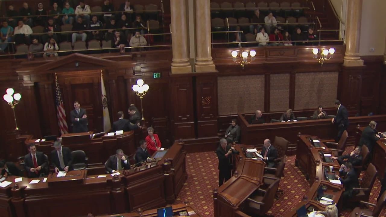 La firma de Pritzker para incrementar el salario mínimo convertiría a Illinois en el primer Estado en la región en dirigirse a $15 dólares