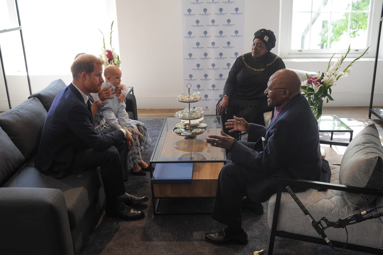 <b><a href="https://www.univision.com/famosos/archie-harrison-mountbatten-windsor-todo-lo-que-sabemos-del-bebe-de-meghan-y-harry">Archie Harrison, hijo del príncipe Harry y Meghan Markle</a></b>, debutó este miércoles 25 de septiembre en actos oficiales como miembro de la realeza británica al conocer al 
<b>arzobispo Desmond Tutu</b>, considerado un héroe del movimiento contra el 'apartheid' en Sudáfrica.