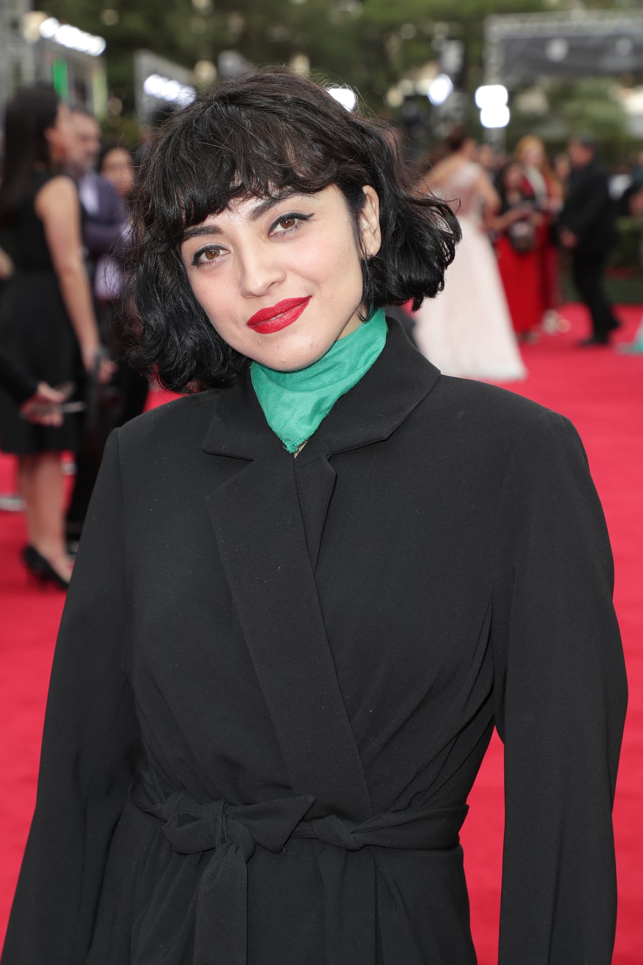 La cantautora chilena Mon Laferte llegó a la alfombra roja de La 20a. Entrega Anual del Latin GRAMMY vestida con un sobretodo negro y un pañuelo verde al cuello. 
<br>