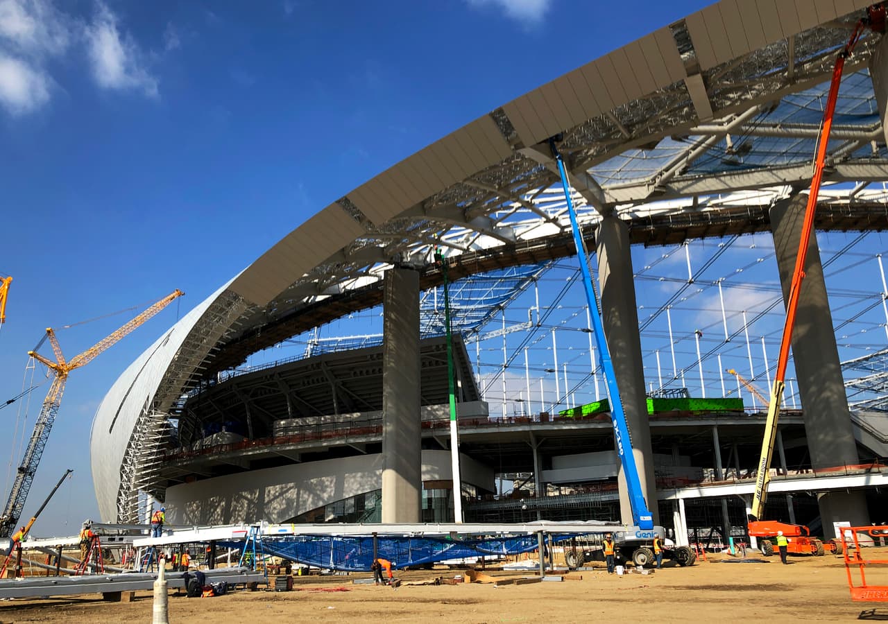 Casi listo el nuevo estadio de los equipos de la NFL de Los Ángeles, Rams y Chargers. Con una inversión de casi 5 mil millones de dólares, estará listo para abrir sus puertas a los aficionados del futbol americano en marzo.