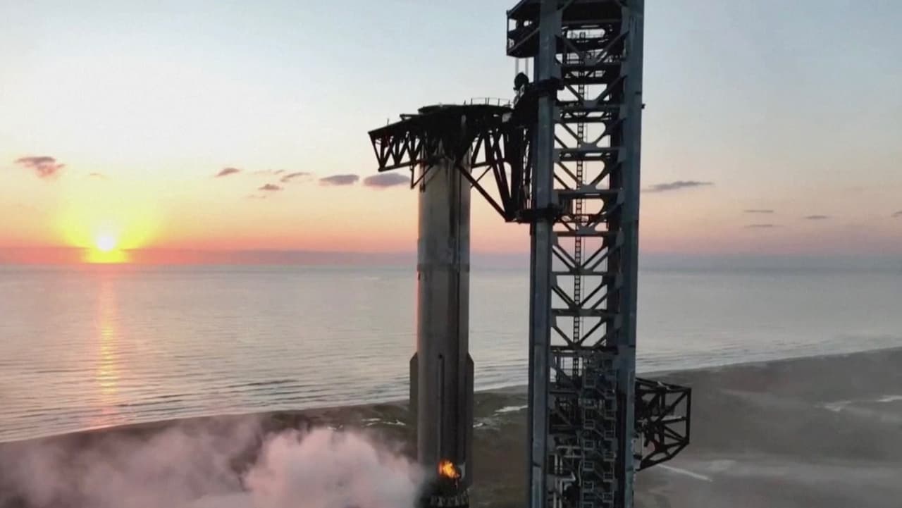 <a href="https://www.univision.com/noticias/tecnologia/spacex-logro-recupera-cohete-starship-brazos-mecanicos-plataforma-aterrizaje" target="_blank">SpaceX logró devolver su propulsor "Super Heavy" a la plataforma de lanzamiento</a>, un hito clave en su plan para desarrollar cohetes reutilizables. 
<b>Esta innovación tiene como objetivo facilitar el transporte de humanos a la Luna y Marte en el futuro.</b>