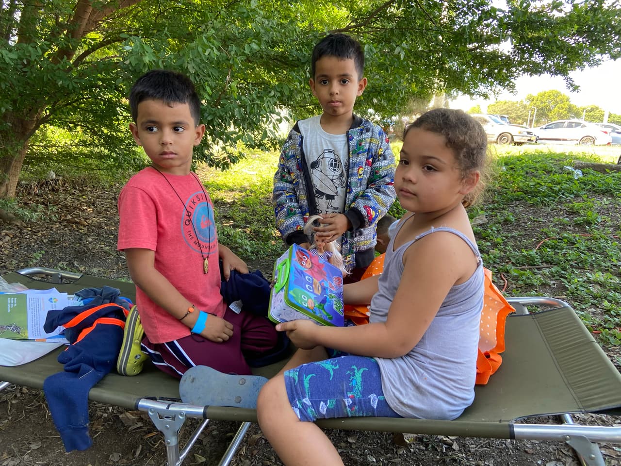 Refugiados en las afueras del Coliseo Mariano “Tito” Rodríguez en Guánica