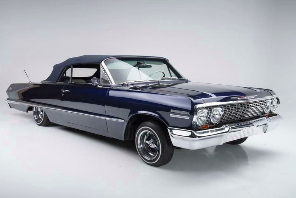 <b>Chevrolet Impala SS Lowrider 1963</b>
<br>
<br>El garaje de Kobe Bryant siempre tuvo un lugar especial para la historia estadounidense. Además del Pontiac Parisienne que recibió de Snoop Dogg, la leyenda de la NBA también contaba con un Chevrolet Impala SS de 1963 que fue restaurado y modificado para rodar a centímetros del suelo. Un clásico con un enorme motor V8 de 5.4 litros. Se estima que este vehículo está valorado en $100,000.