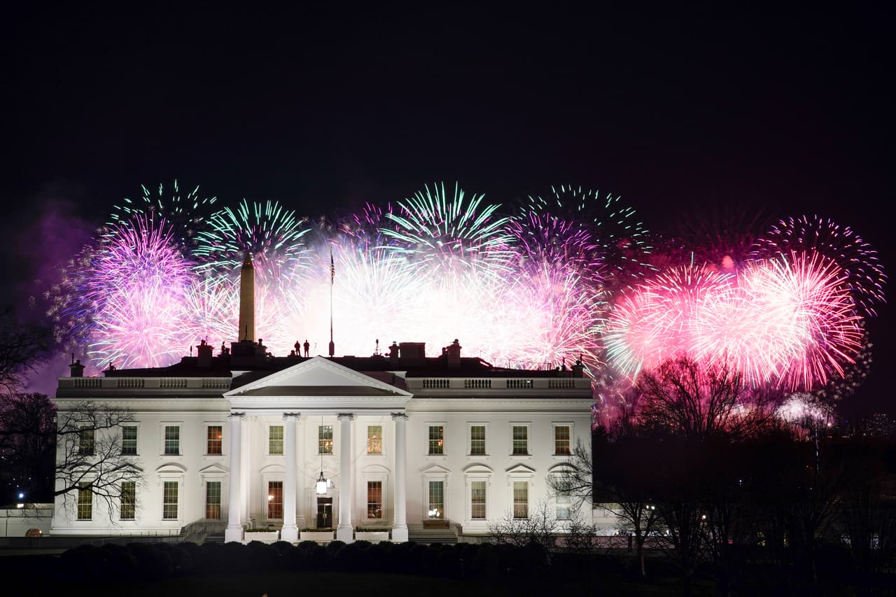La Casa Blanca con sus nuevos inquilinos por al menos los próximos cuatro años. Al fondo el apoteósico cierre de la celebración con fuegos artificiales.