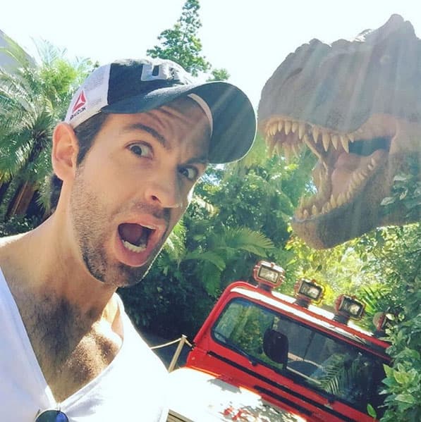 Además tiene muy buen sentido del humor, por lo que siempre se lleva bien con sus compañeros de trabajo.