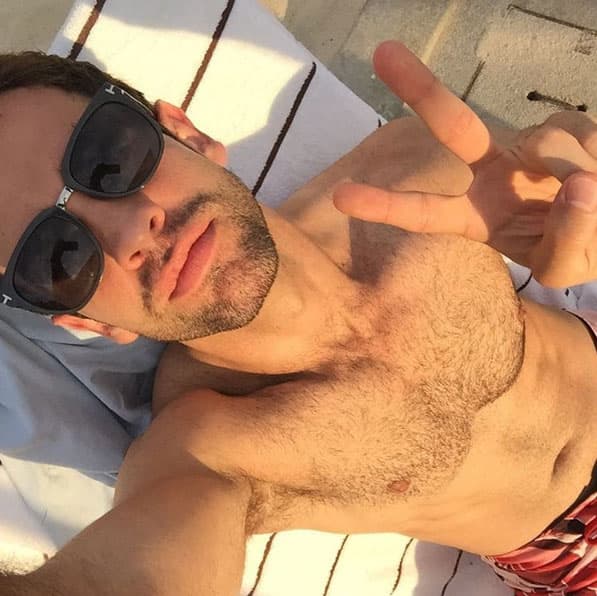 Pero en sus otros proyectos lo hemos visto sin barba y luce como un 'niño bueno' muy pícaro.