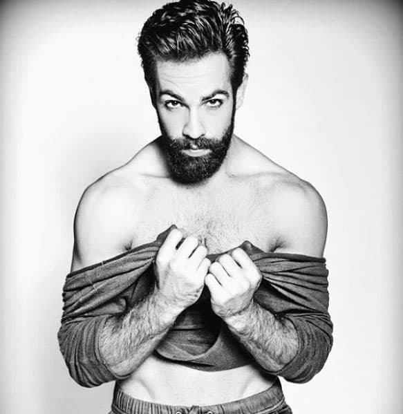 Lo hemos visto con barba, lo que lo hace ver muy sexy y hasta un poco intelectual.