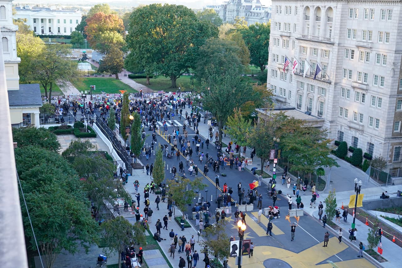 Los participantes comenzaron a reunirse en horas de la tarde. Esta elección ha roto récords de participación y se calcula que más de 100 millones de estadounidenses votaron anticipadamente.