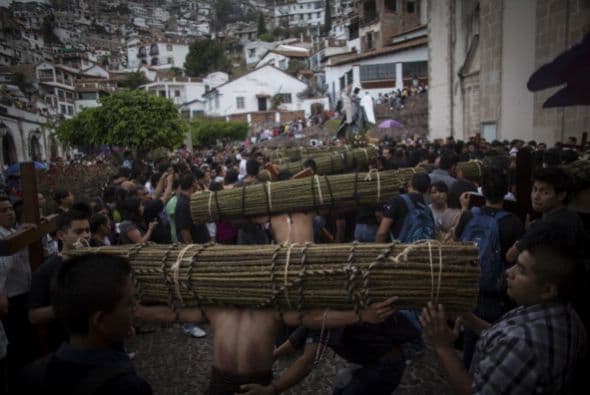 Se trata de hombres que de forma voluntaria caminan por las escarpadas calles con las manos atadas y el rostro cubierto.