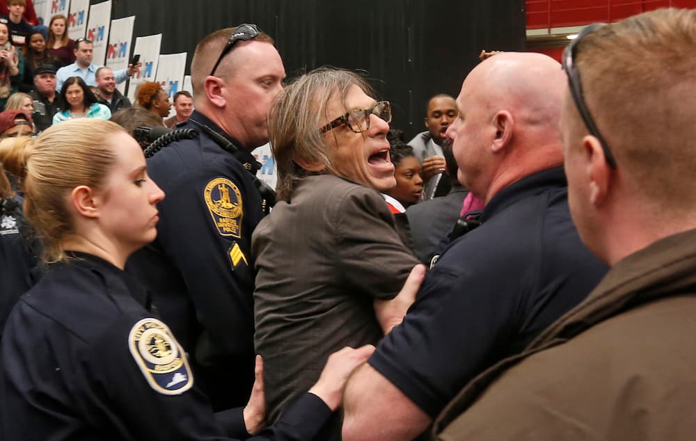 Trump a manifestantes en un mitin: "¿Ustedes son mexicanos"