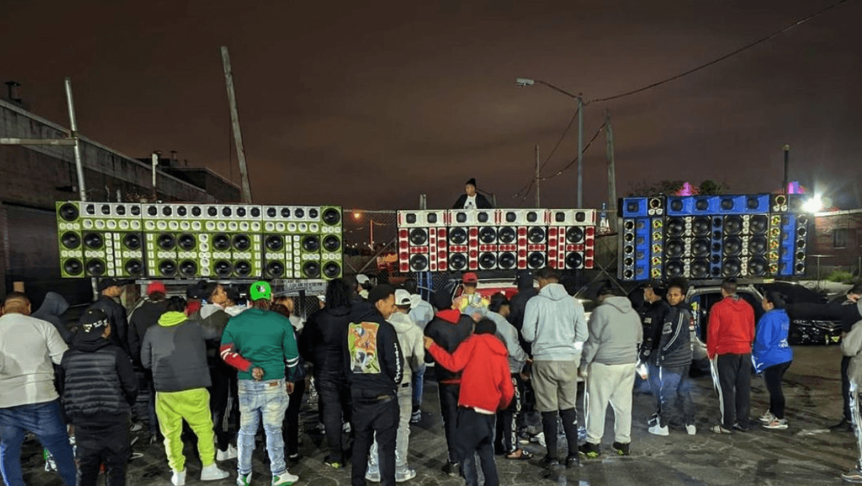 Los Cruz son parte de un grupo de fanáticos de la música que colocan sofisticados equipos de sonido en sus autos y se autodenominan 
<b>‘musicólogos’.</b> 
<br>