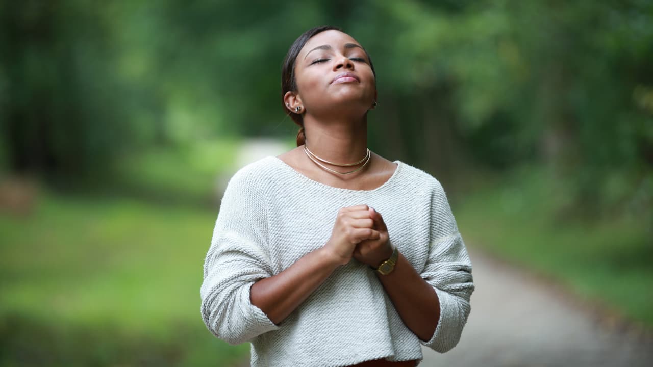 Alcanzar la madurez espiritual está relacionada con la religión o creencias que tengas, así que la primera lección es que 
<b>no solamente está basada o influida por el catolicismo</b> o cristianismo. Habla de acercarnos más a nuestro Dios, dependiendo del credo de cada individuo.