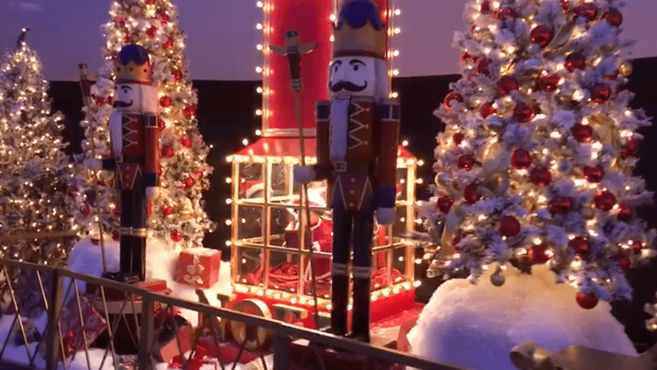 <b>Festival de luces Santa's North Pole Village</b>
<br>Disfruta de la temporada con tu familia en la experiencia inmersiva de navidad más grande en el corazón de la ciudad. 
<b><a href="https://wisdome.la/santas-north-pole-village" target="_blank">Aquí puedes encontrar información sobre boletos y horarios.</a></b>