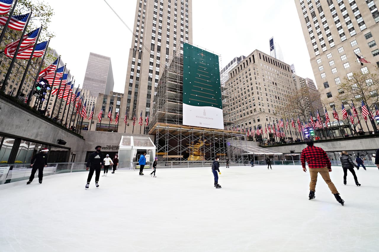 Patinadores de todo el mundo llegan cada año a cumplir el sueño de deslizarse sobre el hielo en uno de los lugares más fotografiados de la ciudad.