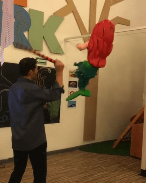 En la celebración no podía faltar la clásica piñata rellena de dulces.