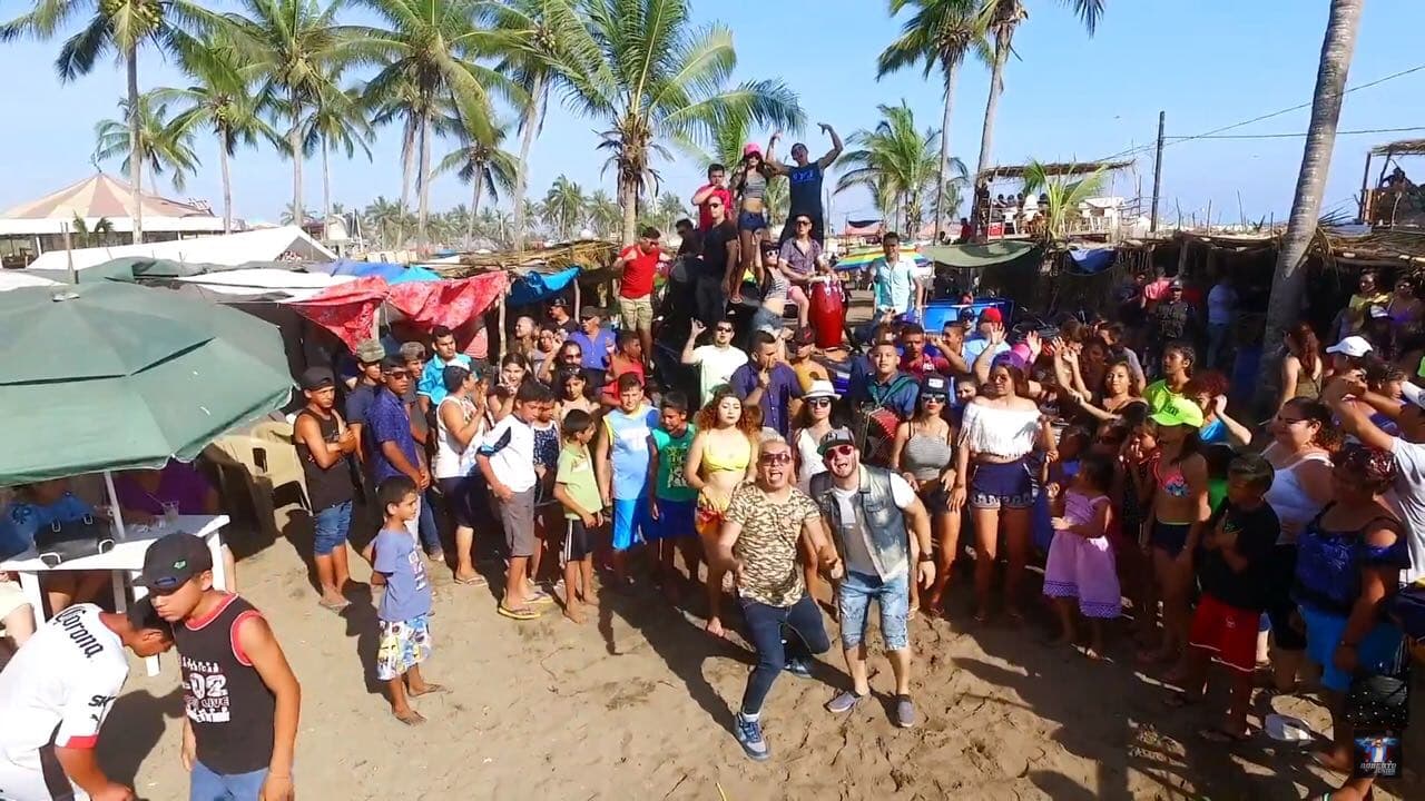 El video del tema 'Esta cerveza no se toma sola' se grabó en la playa Las Cabras,en Escuinapa, Sinaloa, durante las fiestas que se celebran allá frente al mar.