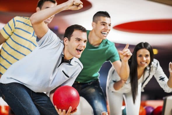 Al jugar boliche quemas alrededor de 200 calorías durante una hora de juego. Nada mal, ¿no crees?
