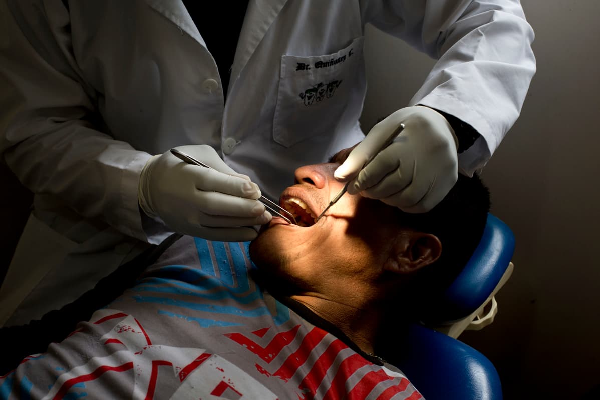 Un campesino ,desplazado colombiano, es atendido en el punto médico puesto en Mataje. El pueblo a quedado marcado por la desaparición de los periodistas asesinados el pasado marzo en la provincia de Esmeraldas, Ecuador.