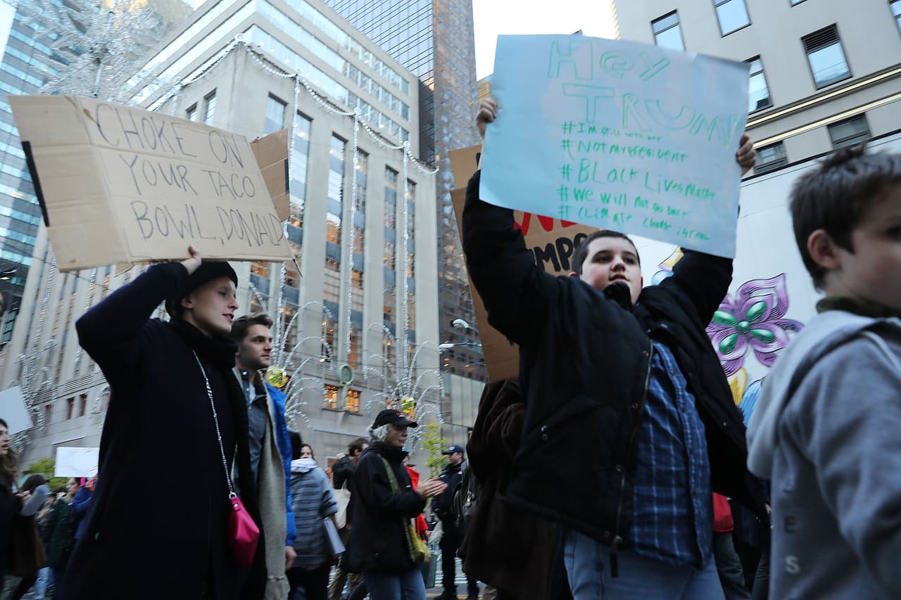 "Ahógate con tus tacos, Donald" lee el de la extrema izquierda.