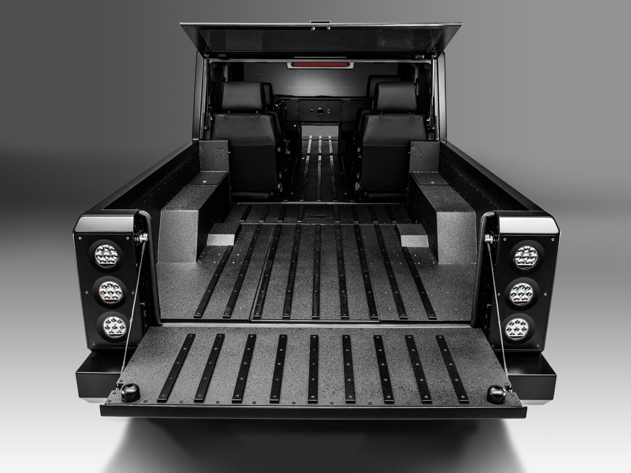 Bollinger Motors planea fabricar sus modelos B1 y B2 con los que pretende conquistar el segmento de las SUVs y pickups. Ambos modelos son motivados por motores eléctricos y cuentan con atractivas características para dominar hasta los terrenos más desafiantes.