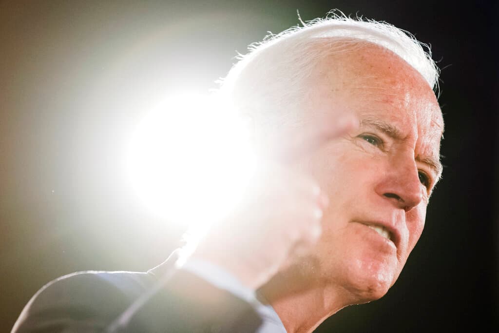 Campaña de Biden anuncia una inversión publicitaria en TV e internet que duplica la de Trump