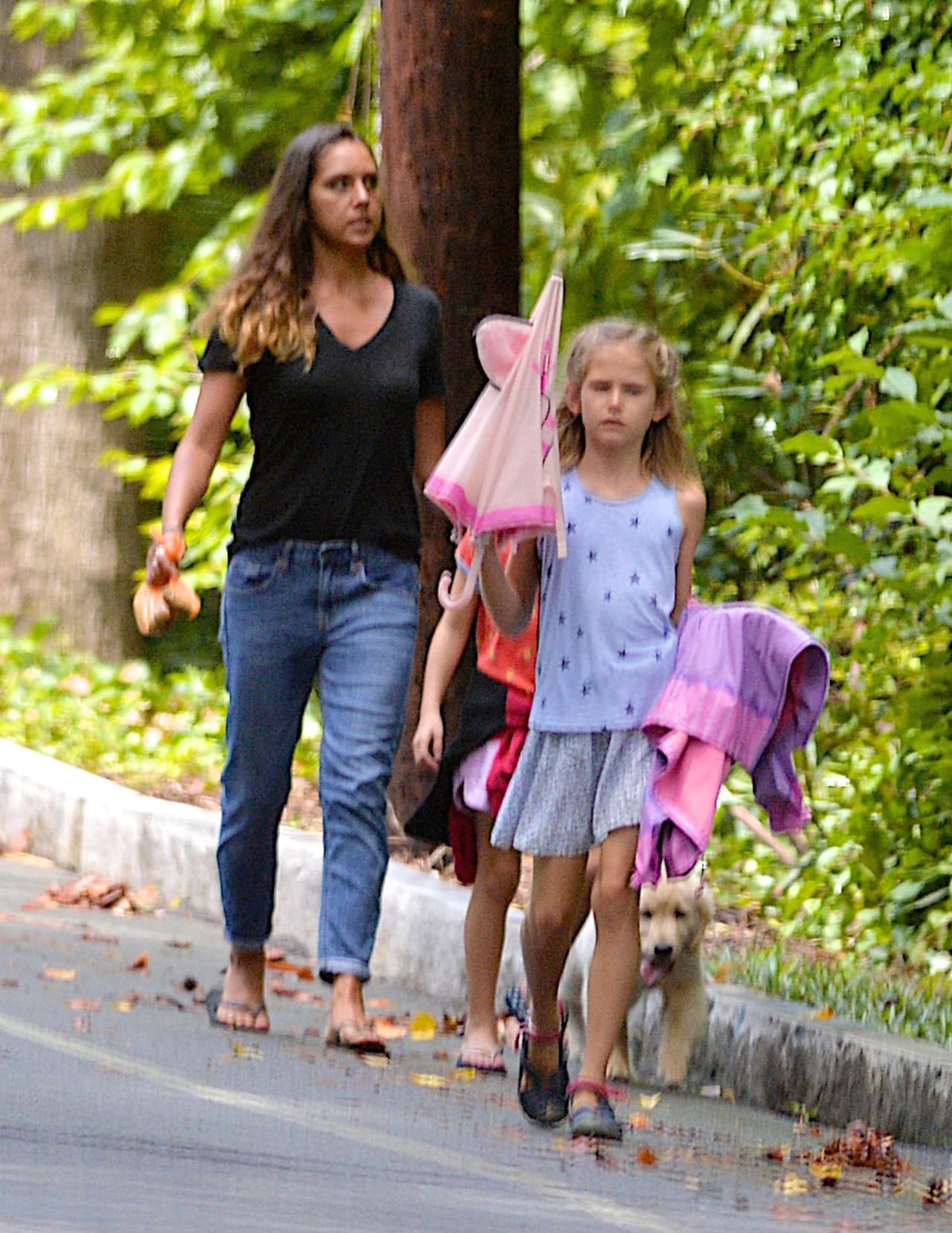 La nueva niñera de Jen con sus dos pequeñas.