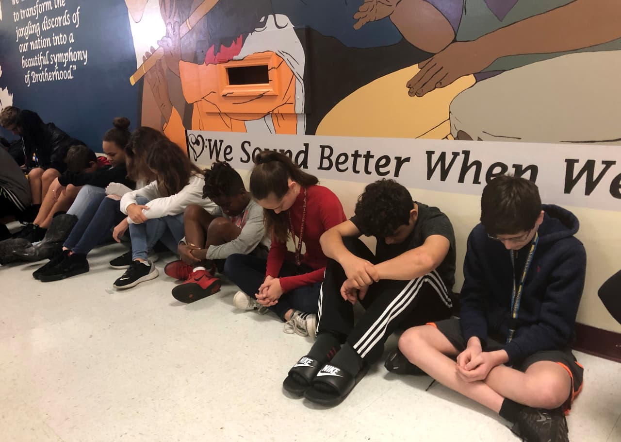 Más de 1,000 escuelas de Florida participaron simultáneamente a las 10:17 AM, hora local.