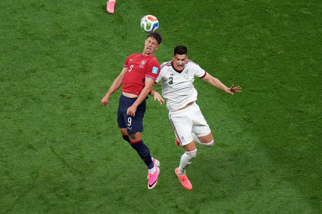 El checo Adam Hlozek disputa el balón con el mexicano César Montes durante el partido