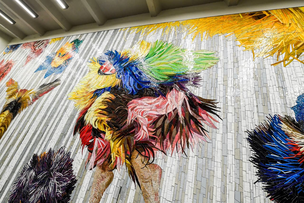 La nueva entrada se destaca por el arte, pues presenta dos nuevos murales de mosaico de Nick Cave encargados por MTA Arts & Design.