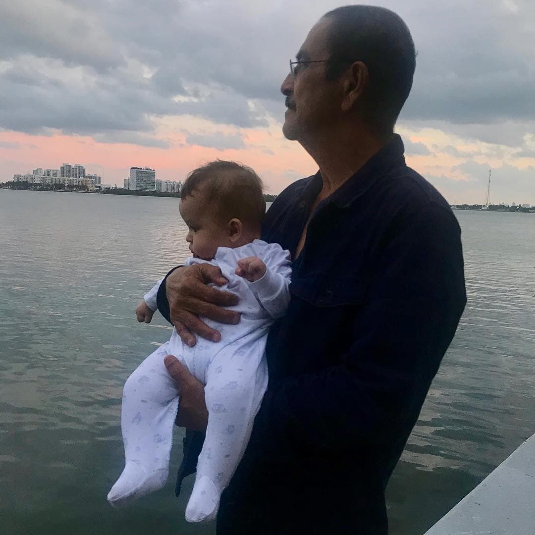 Su abuelito materno le entrega todo su amor cada vez que está de visita en Miami.
<br>