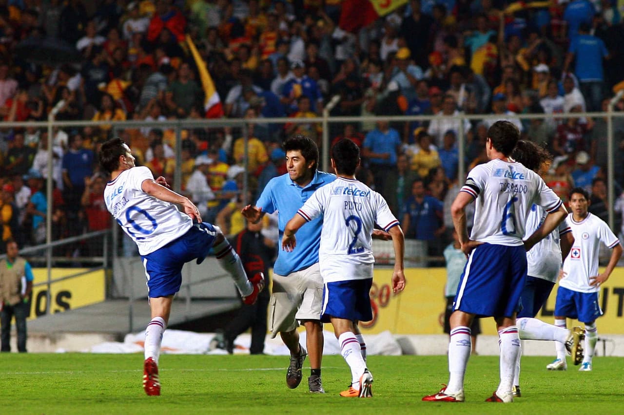 Un hincha de Morelia invadió el terreno y se burló de los jugadores de Cruz Azul cuando su equipo vencía 3-0 a
<i>La Máquina</i>, lo que provocó una agresión de Cristian Giménez en 2015.