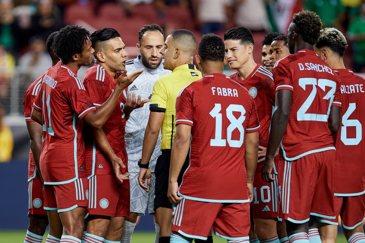 ¡Llenos de dudas! México no supo mantener una ventaja de dos goles y Colombia vino de atrás para llevarse el triunfo con un golazo de Wilmer Barrios.