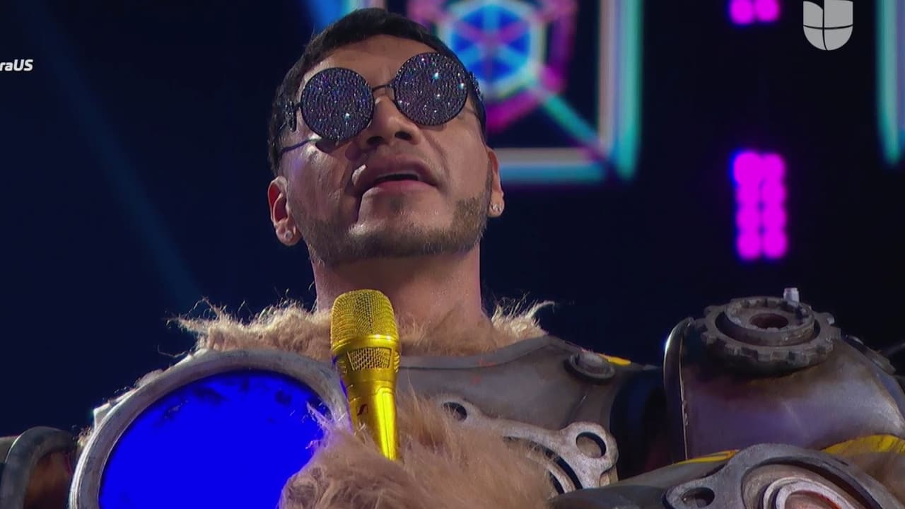 Robotso tuvo que quitarse la máscara y descubrimos detrás de él al 
<b>cantante Samo</b>.