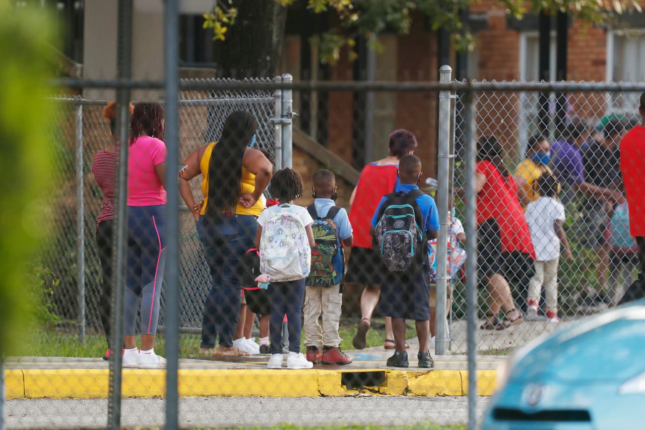 La lista está organizada alfabéticamente por condados y luego por nombre de las escuelas. 
<a href="http://ww11.doh.state.fl.us/comm/_partners/covid19_report_archive/schools_latest.pdf" target="_blank">Revise aquí el informe de esta semana. </a>