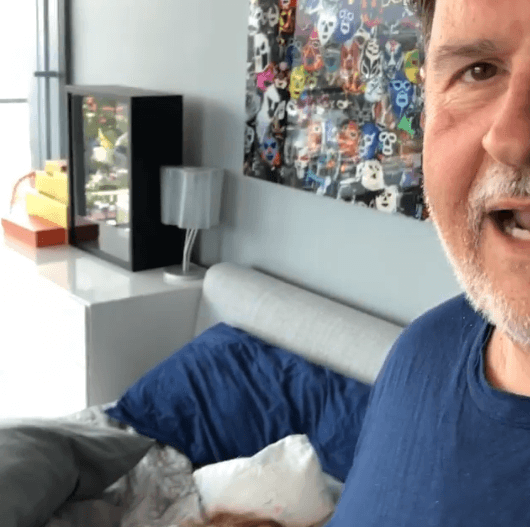 "¡Eh, Mia! ¿Te vas a levantar o no? ¡Dale Mia, que tenemos que ir a comer!" finaliza el conductor de El Gordo y La Flaca en el videoclip.