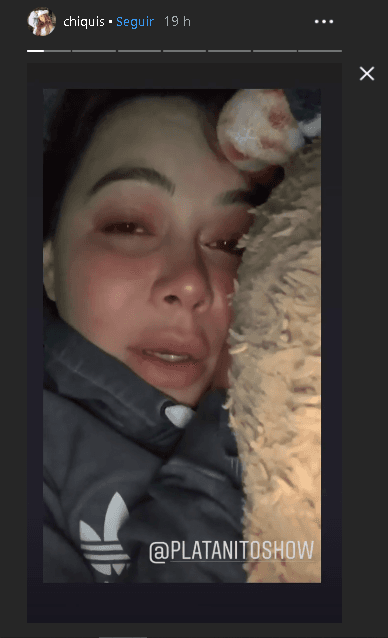 En el video donde se le ve recostada en cama, se disculpa con sus fans porque tuvo que suspender una aparición en el programa del comediante Platanito.