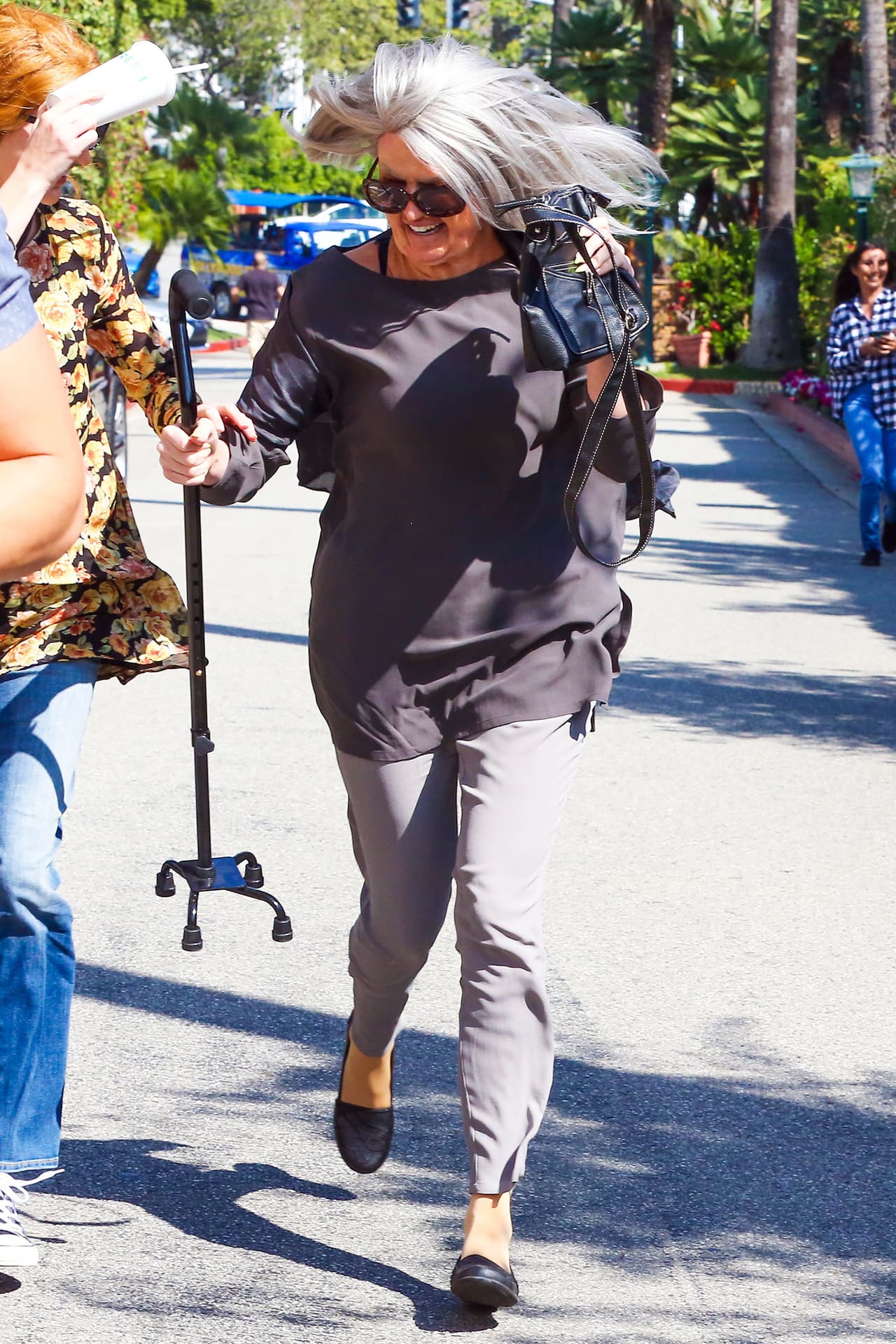 Khloé vestida como una señora de edad avanzada.