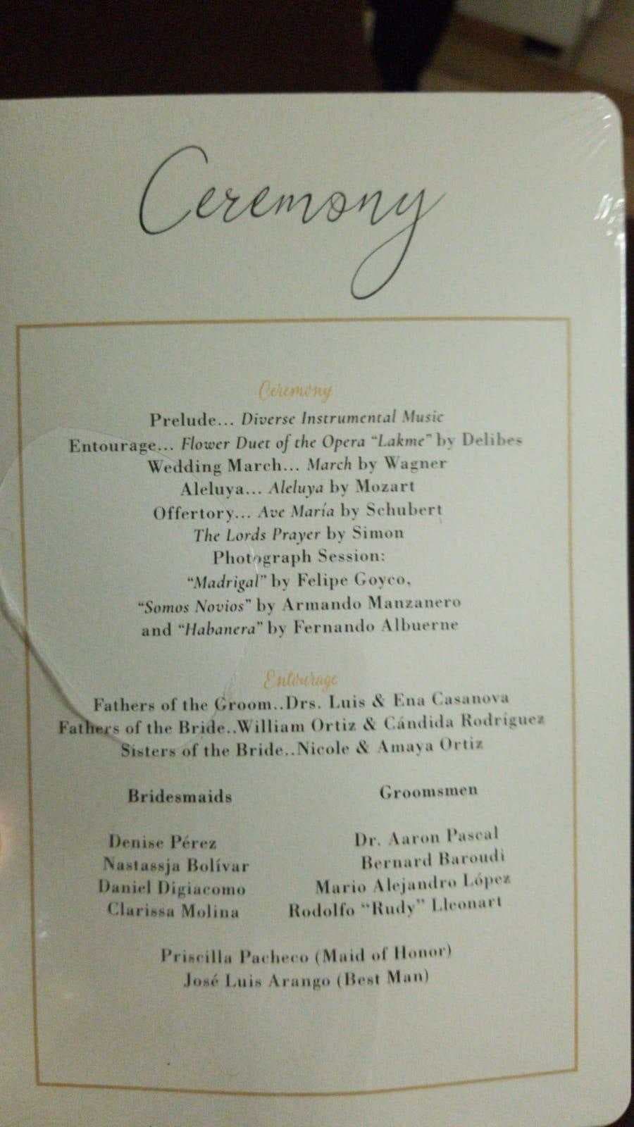 Caminó hacia el altar al ritmo de la marcha nupcial de Wagner. Durante la ceremonia tambi´én se escucharon el Aleluya y el Ave María, entre otros temas que marcaron este momento tan especial para la pareja.