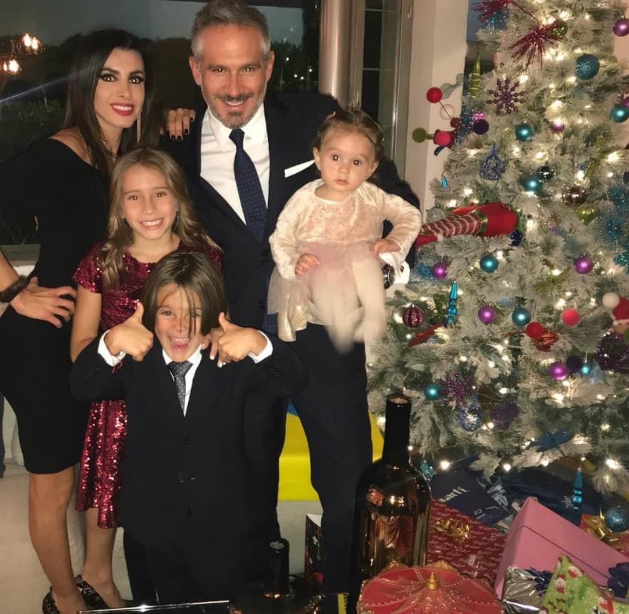 "Pero 
<b><a href="https://www.univision.com/shows/sal-y-pimienta/lo-mas-importante-para-arath-de-la-torre-es-la-familia" target="_blank">cuando hay hijos</a></b> ya la piensas todavía más", dijo el padre de tres: Gala (12 años), Lucca (9) y Lia (3), los cuales procreó con su esposa Susy Lu.